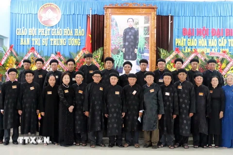 Ban Trị sự Trung ương Giáo hội Phật giáo Hòa Hảo nhiệm kỳ V (2019-2024) ra mắt Đại hội. (Ảnh: Công Mạo/TTXVN)