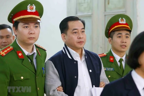 Cảnh sát dẫn giải bị cáo Phan Văn Anh Vũ. (Ảnh: Doãn Tấn/TTXVN)