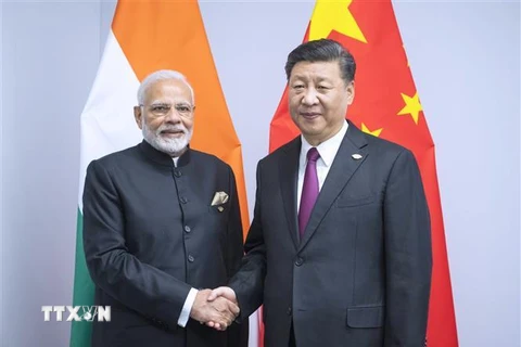 Thủ tướng Ấn Độ Narendra Modi (trái) và Chủ tịch Trung Quốc Tập Cận Bình (phải) tại một cuộc gặp. (Nguồn: THX/TTXVN)