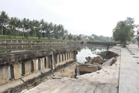 Đầu tư trên 3 tỷ đồng sửa chữa khẩn cấp kè hồ Thành cổ Quảng Trị