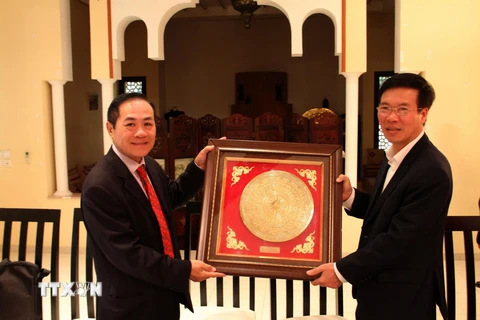 Ông Võ Văn Thưởng trao tặng phẩm cho Đại sứ quán Việt Nam. (Ảnh: Tấn Đạt/TTXVN)