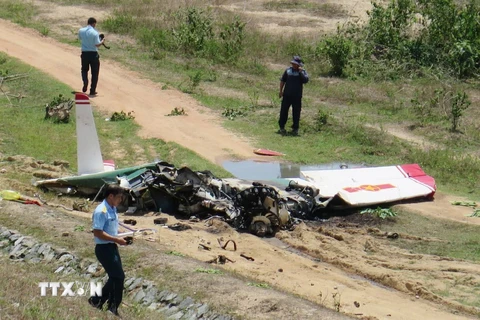 Một phần xác máy bay rơi, có dấu hiệu bị cháy. (Ảnh: TTXVN)