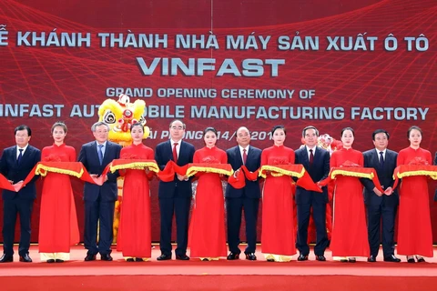 Thủ tướng Nguyễn Xuân Phúc và các đại biểu cắt băng khánh thành. (Ảnh: Thống Nhất/TTXVN)