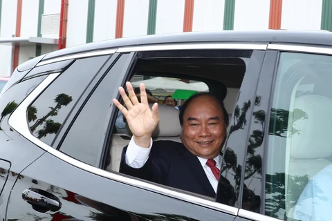Thủ tướng Nguyễn Xuân Phúc kiểm tra chất lượng vận hành xe Vinfast. (Ảnh: Thống Nhất/TTXVN)