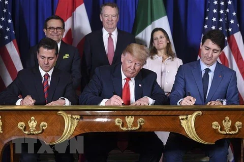 Tổng thống Mexico Enrique Pena Nieto (trái), Tổng thống Mỹ Donald Trump (giữa) và Thủ tướng Canada Justin Trudeau (phải) ký Hiệp định USMCA tại Buenos Aires, Argentina ngày 30/11/2018. (Ảnh: AFP/TTXVN)