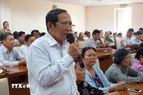 Cử tri Nguyễn Văn Bôi nêu ý kiến tại buổi tiếp xúc cử tri. (Ảnh: Thu Hoài/TTXVN)