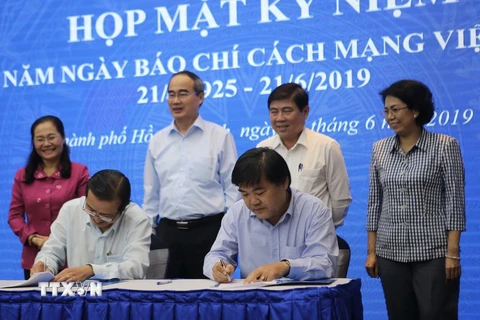 Ban Tuyên giáo Thành ủy Thành phố Hồ Chí Minh và Cơ quan TTXVN khu vực phía Nam ký kết Chương trình hợp tác truyền thông 2019. (Ảnh: Thành Chung/TTXVN)