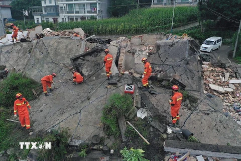 Lực lượng cứu hộ tìm kiếm các nạn nhân mắc kẹt trong trận động đất ở Nghi Tân, tỉnh Tứ Xuyên, Trung Quốc, ngày 18/6/2019. (Ảnh: THX/TTXVN)