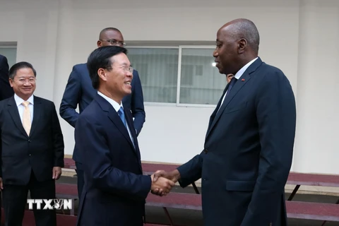 Thủ tướng Cote d'Ivoire Amadou Gon Coulibaly (bên phải) và ông Võ Văn Thưởng tại cuộc gặp chiều 18/6 tại thủ đô Abidjan. (Ảnh: Tấn Đạt/TTXVN)
