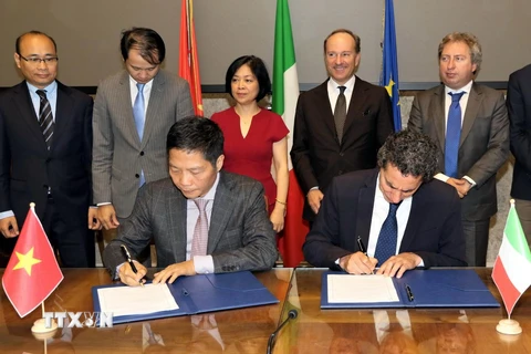 Bộ trưởng Trần Tuấn Anh và Thứ trưởng Andrea Cioffi ký Biên bản ghi nhớ giữa Bộ Công Thương Việt Nam và Bộ Phát triển kinh tế Italy về hợp tác trong lĩnh vực năng lượng. (Ảnh: Hải Linh/TTXVN)