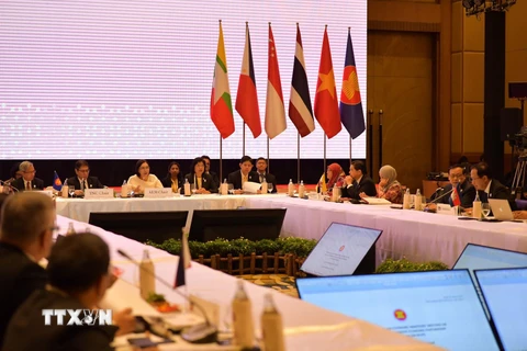 Các Bộ trưởng Kinh tế ASEAN thảo luận về RCEP. (Ảnh: TTXVN)
