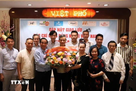 Đại sứ Nguyễn Minh Vũ chụp ảnh lưu niệm với đại diện các doanh nghiệp, báo chí cộng đồng người Việt tại Đức. (Ảnh: Thanh Bình/TTXVN)