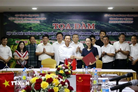 Ký kết hợp tác du lịch giữa Việt Nam và Trung Quốc. (Ảnh: Quốc Khánh/TTXVN)
