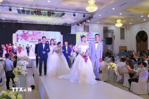 Lễ cưới tập thể của 19 cặp đôi công nhân lao động trên địa bàn tỉnh Thái Nguyên. (Ảnh: Quân Trang/TTXVN)