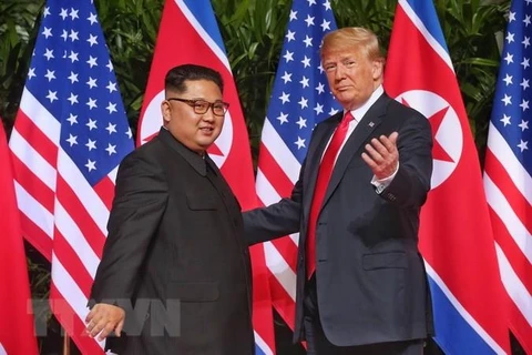 Tổng thống Mỹ Donald Trump (phải) và nhà lãnh đạo Triều Tiên Kim Jong-un. (Nguồn: THX/TTXVN)