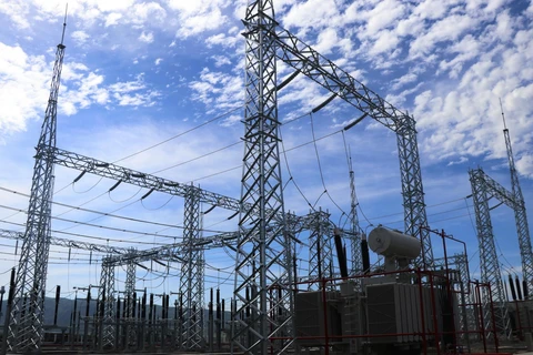 Trạm biến áp được lắp đặt chuyển tải hòa điện từ Nhà máy diện Mặt Trời vào lưới điện quốc gia. (Ảnh: Phạm Cường/TTXVN)