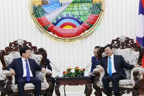 Thủ tướng Chính phủ Lào Thongloun Sisoulith (phải) tiếp Phó Thủ tướng Trịnh Đình Dũng. (Ảnh: Xuân Tú/TTXVN)