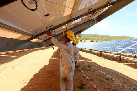 Kiểm tra hệ thống vận hành tấm pin Mặt Trời tại Nhà máy điện mặt trời Hồng Phong 4, xã Hồng Phong, huyện Bắc Bình. (Ảnh: Nguyễn Thanh/TTXVN)