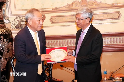 Ông Võ Văn Hoan, Phó Chủ tịch UBND Thành phố Hồ Chí Minh (phải) tiếp ông Nghiêm Giới Hòa, nhà sáng lập Tập đoàn xây dựng Thái Bình Dương. (Ảnh: Xuân Khu/TTXVN)