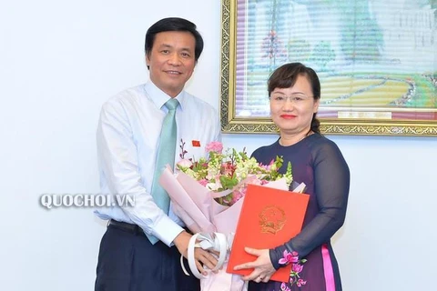 Tổng Thư ký Quốc hội, Chủ nhiệm Văn phòng Quốc hội trao Nghị quyết của Ủy ban Thường vụ Quốc hội cho bà Phạm Thúy Chinh. (Ảnh: Quochoi.vn)