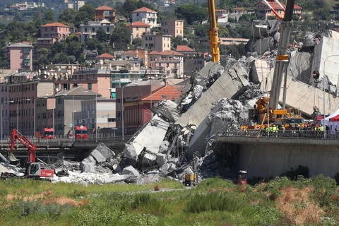 Hiện trường đổ nát sau vụ sập cầu cạn Morandi ở Genoa ngày 15/8/2018. (Nguồn: THX/TTXVN)