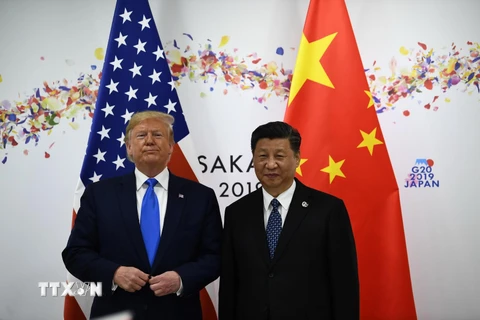 Tổng thống Mỹ Donald Trump (trái) và Chủ tịch Trung Quốc Tập Cận Bình trong cuộc hội đàm bên lề Hội nghị thượng đỉnh G20 tại Osaka, Nhật Bản, ngày 29/6/2019. (Ảnh: AFP/TTXVN)