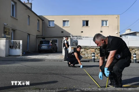 Cảnh sát điều tra tại hiện trường vụ nổ súng tại thánh đường Hồi giáo ở Brest, Pháp, ngày 27/6. (Ảnh: AFP/TTXVN)