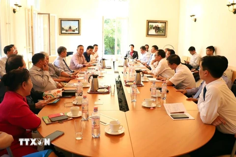Đoàn đại biểu Việt Nam làm việc với đại diện các doanh nghiệp Việt Nam tại Đức. (Ảnh: Phạm Thắng/TTXVN)