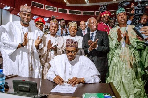 Tổng thống Nigeria Muhammadu Buhari ký AfCFTA ở Niamey, Niger. (Nguồn: Phủ Tổng thống Nigeria)