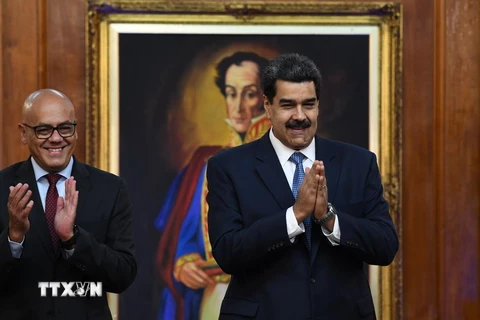 Tổng thống Venezuela Nicolas Maduro (phải) và Bộ trưởng Truyền thông Jorge Rodriguez (trái) tại một sự kiện ở Caracas ngày 27/6/2019. (Ảnh: AFP/TTXVN)