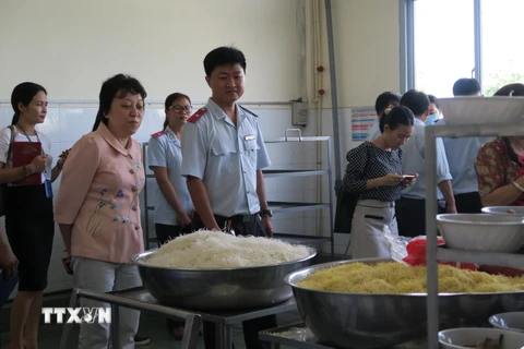 Ban quản lý An toàn thực phẩm kiểm tra bếp ăn tập thể tại Công ty Thuốc lá Sài Gòn ngày 10/7. (Ảnh: Đinh Hằng/TTXVN)