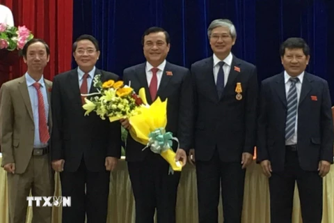 Ông Phan Việt Cường (giữa), Ủy viên Trung ương Đảng, Bí thư Tỉnh ủy Quảng Nam được bầu giữ chức Chủ tịch Hội đồng nhân dân tỉnh Quảng Nam khóa IX, nhiệm kỳ 2016-2021. (Ảnh: Đỗ Trưởng/TTXVN)