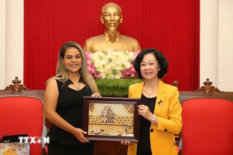 Trưởng Ban Dân vận Trung ương Trương Thị Mai tặng quà lưu niệm cho bà Rodbexa Poleo. (Ảnh: Dương Giang/TTXVN)
