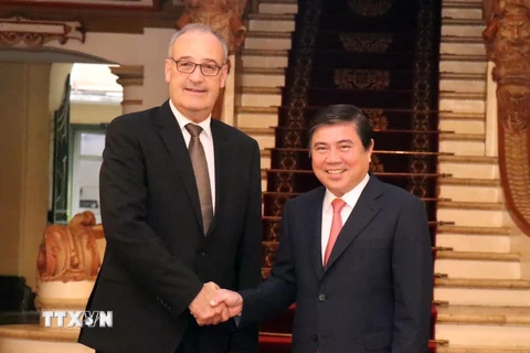 Ông Nguyễn Thành Phong, Chủ tịch UBND Thành phố Hồ Chí Minh ( phải) tiếp ông Guy Parmelin, Bộ trưởng Kinh tế, Đào tạo và Nghiên cứu Liên bang Thụy Sĩ. (Ảnh: Xuân Khu/TTXVN)