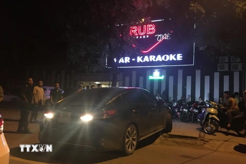 Lực lượng chức năng kiểm tra quán bar karaoke Ruby One. (Ảnh: TTXVN)
