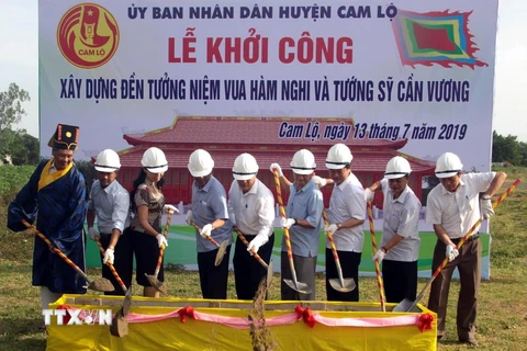 Lãnh đạo tỉnh Quảng Trị cùng lãnh đạo huyện Cam Lộ và các ban, ngành làm lễ khởi công công trình. (Ảnh: Trịnh Bang Nhiệm/TTXVN)