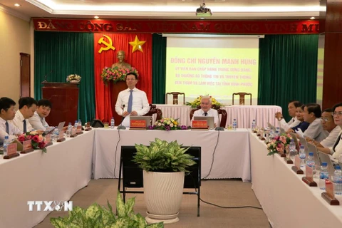 Bộ trưởng Bộ Thông tin và Truyền thông Nguyễn Mạnh Hùng phát biểu tại buổi làm việc. (Ảnh: Dương Chí Tưởng/TTXVN)