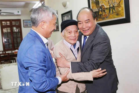 Thủ tướng Nguyễn Xuân Phúc thăm và chúc Tết giáo sư Hoàng Tụy. (Ảnh: Dương Giang/TTXVN)