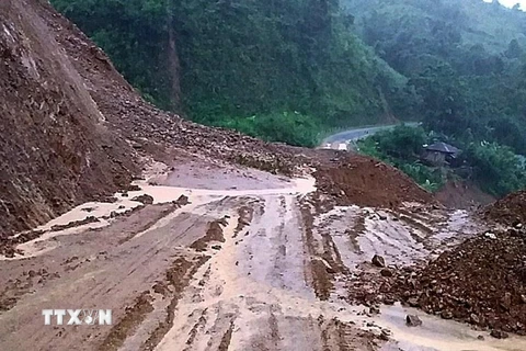 Sạt lở đất đá tại km 292+100, Quốc lộ 4H làm tê liệt tuyến đường chính vào huyện Mường Tè, tỉnh Lai Châu. (Ảnh: Việt Hoàng/TTXVN)