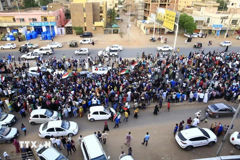 Người biểu tình tập trung tại Khartoum, Sudan, ngày 13/7/2019. (Ảnh: THX/TTXVN)
