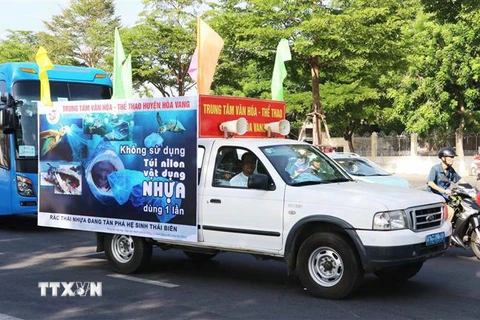 Xe lưu động tuyên truyền 'Nói không với rác thải nhựa' trên các tuyến đường tại Đà Nẵng. (Ảnh: Trần Lê Lâm/TTXVN)