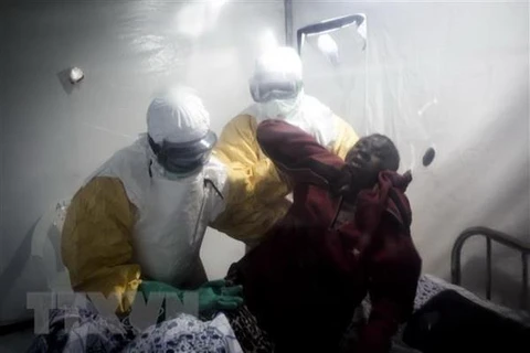 Nhân viên y tế hỗ trợ người nhiễm Ebola tại Trung tâm chăm sóc y tế khẩn cấp ở Beni, CHDC Congo. (Nguồn: AFP/TTXVN)