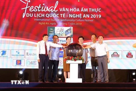 Các đại biểu ấn nút khai mạc Festival văn hóa ẩm thực du lịch quốc tế-Nghệ An 2019. (Ảnh: Bích Huệ/TTXVN)