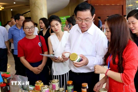 Phó Thủ tướng Vương Đình Huệ tham quan các gian hàng trưng bầy sản phẩm nông nghiệp của các Hợp tác xã. (Ảnh: Vũ Sinh/TTXVN)