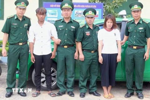 Đối tượng Nguyễn Thị Duyên và Phùn Văn Nam bị bắt giữ. (Ảnh: Đức Hiếu/TTXVN)