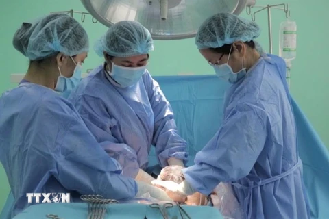 Các bác sỹ phẫu thuật mổ lấy thai cho bệnh nhân N.T.Đ ngày 30/6/2019. (Ảnh: TTXVN)
