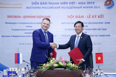 Ông Lê Quốc Phong và ông Alexander Bugaev ký kết Thỏa thuận hợp tác giữa Ủy ban quốc gia về thanh niên Việt Nam và Cơ quan Liên bang Nga về công tác thanh niên. (Ảnh: Văn Điệp/TTXVN)