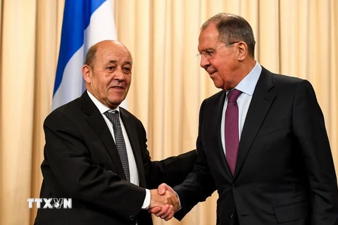 Ngoại trưởng Nga Sergei Lavrov (phải) và người đồng cấp Pháp Jean-Yves Le Drian (trái) trong một cuộc gặp tại Moskva, Nga. (Ảnh: AFP/TTXVN)
