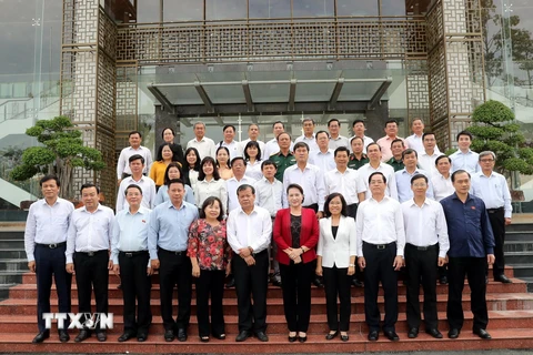Chủ tịch Quốc hội Nguyễn Thị Kim Ngân với lãnh đạo chủ chốt tỉnh Tây Ninh. (Ảnh: Trọng Đức/TTXVN)