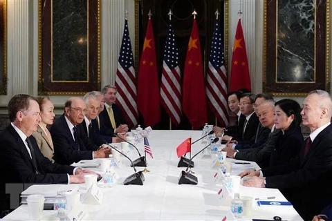 Đoàn đàm phán của Mỹ và Trung Quốc. (Ảnh: AFP/TTXVN)